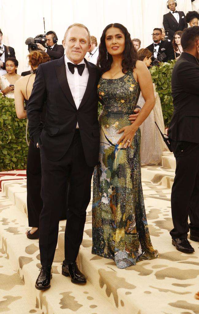 Salma Hayek in Altuzarra accanto a François-Henri Pinault