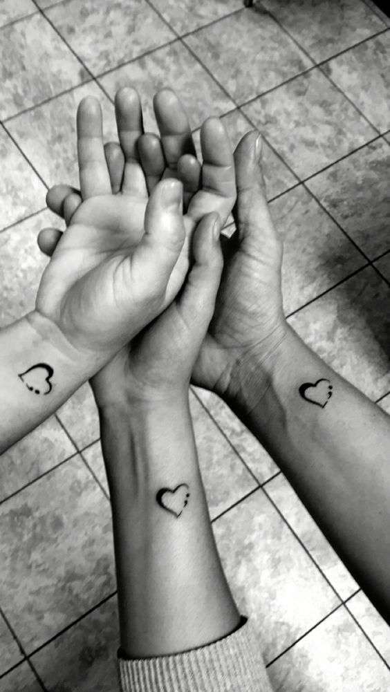 Tatuaggio amicizia con cuori