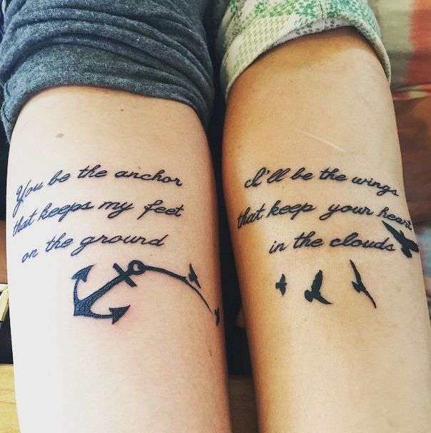 Tatuaggio amicizia con scritte, ancora e rondini