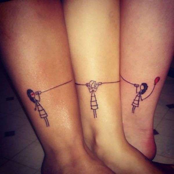 Tatuaggio amicizia donne con tre bamboline stilizzate