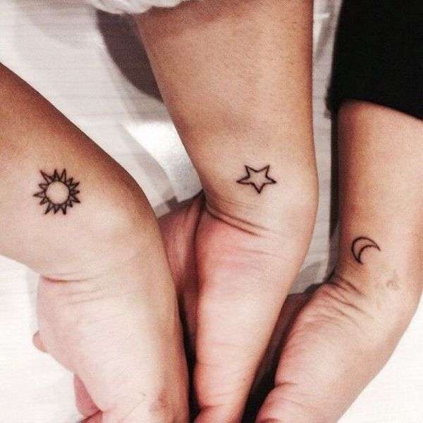 Tatuaggio amicizia simboli sole, stella e luna