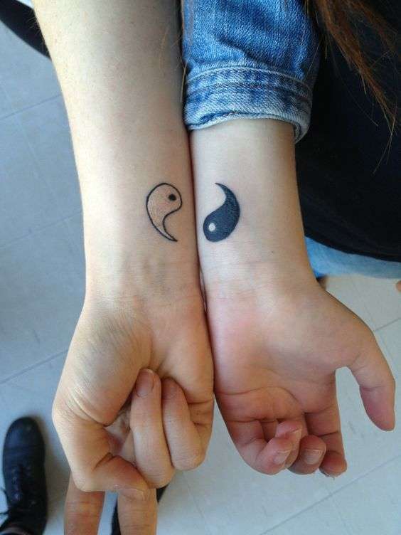 Tatuaggio amicizia simboli yin yang