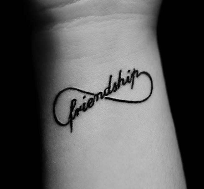 Tatuaggio con parola amicizia scritta in inglese