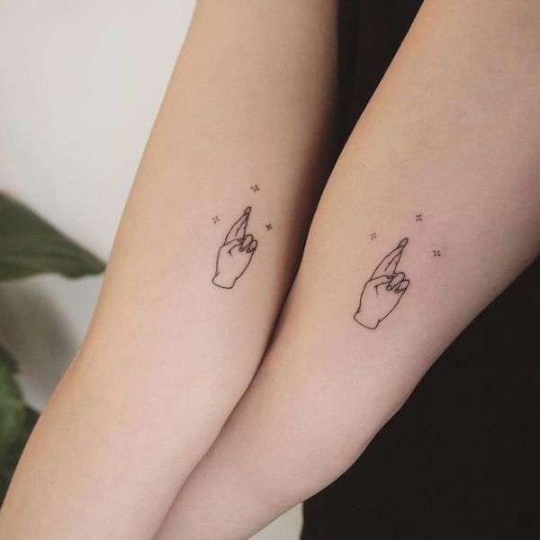Tatuaggio dita incrociate amicizia