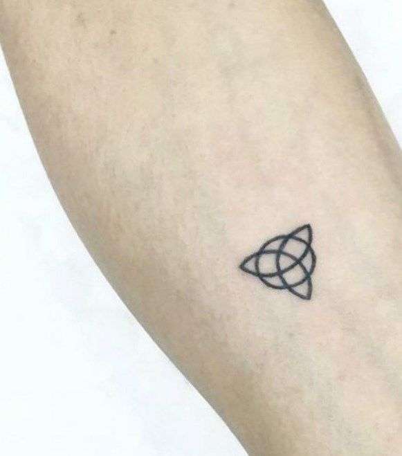 Tatuaggio simbolo amicizia celtico per uomo