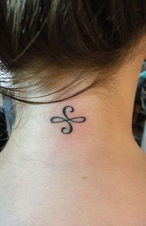 Tatuaggio simbolo amicizia celtico sul collo