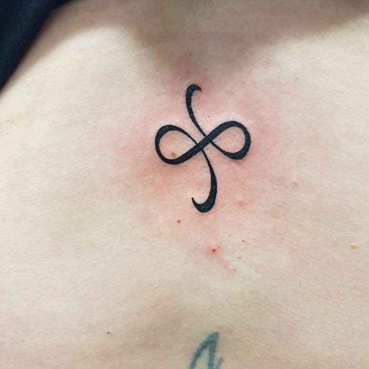 Tatuaggio simbolo eterna amicizia