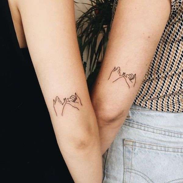Tatuaggio sull'amicizia con mani
