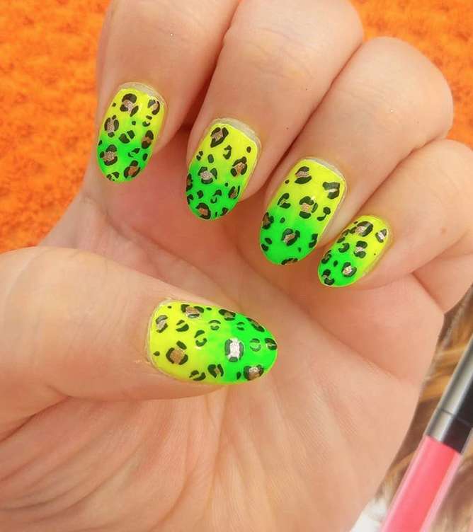 Unghie con smalto verde e giallo fluo