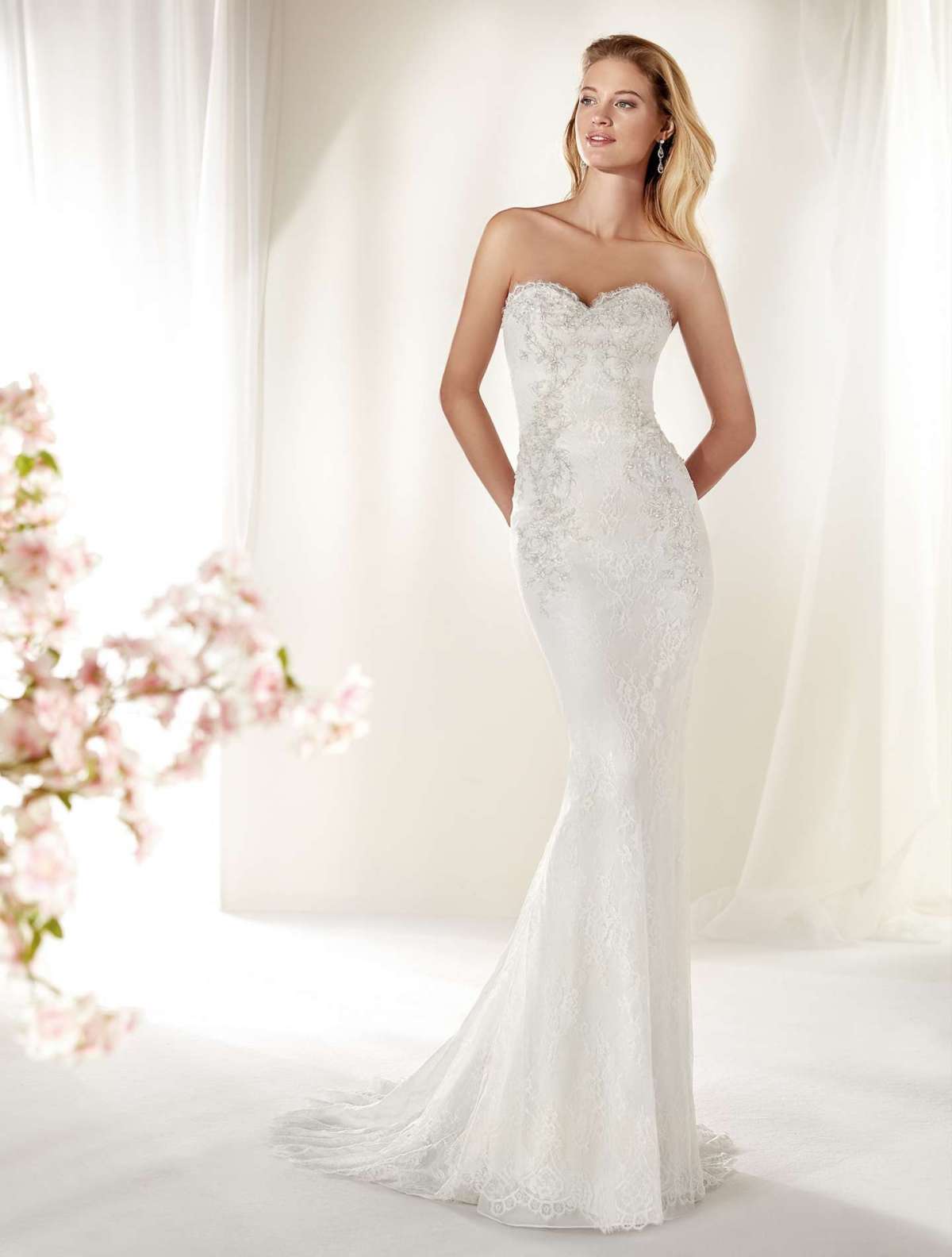 Abito da sposa a sirena in pizzo e seta