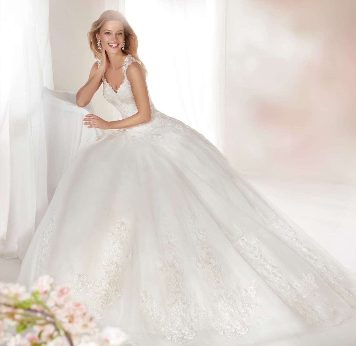 Abito da sposa in pizzo da principessa Colet