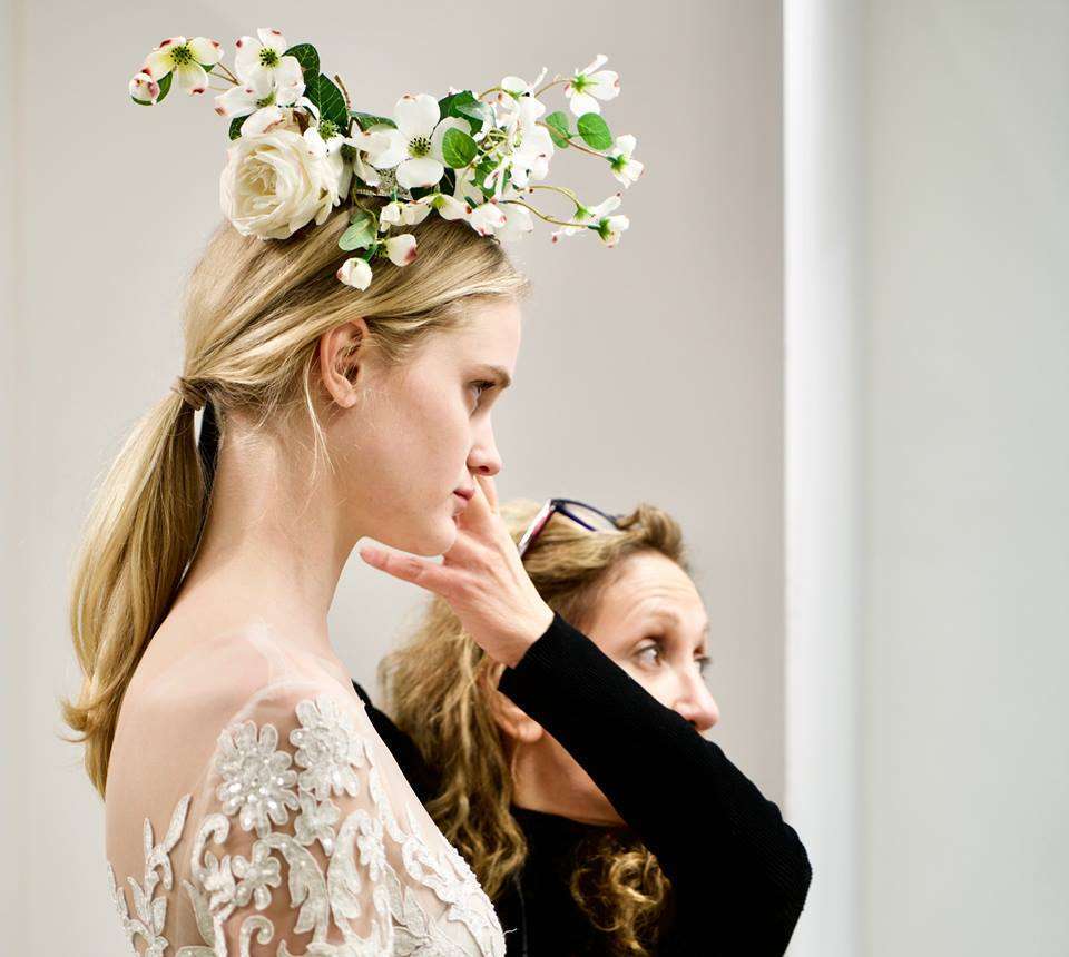 Acconciatura con corona floreale, sfilata Reem Acra 2019