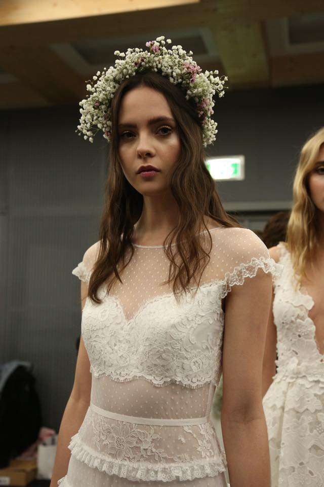 Acconciatura da sposa boho-chic con tiara floreale, sfilata Atelier Emé 2019