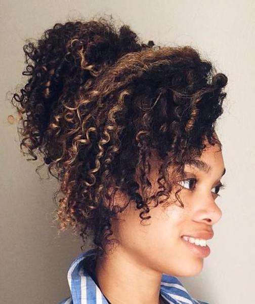 Acconciatura raccolta per capelli lunghi ricci