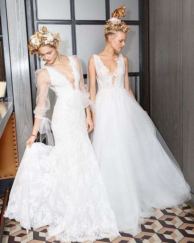 Acconciature sposa con grandi diademi dorati dalla sfilata di Marchesa