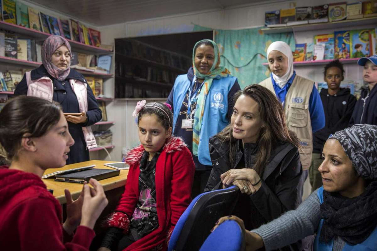 Angelina incontra alcuni rifugiati siriani
