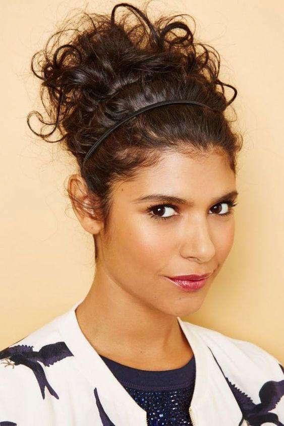 Capelli lunghi e ricci raccolti con cerchietto