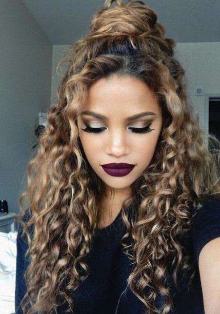 Capelli lunghi e ricci semiraccolti