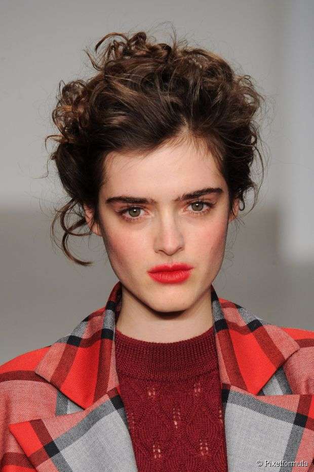 Capelli lunghi ricci in acconciatura raccolta