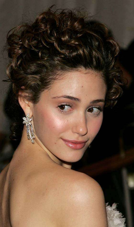 Capelli lunghi ricci raccolti
