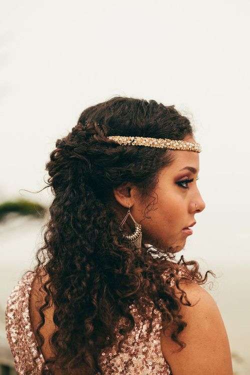 Capelli lunghi ricci semiraccolti per una sposa