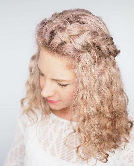 Capelli medi ricci con braid crown