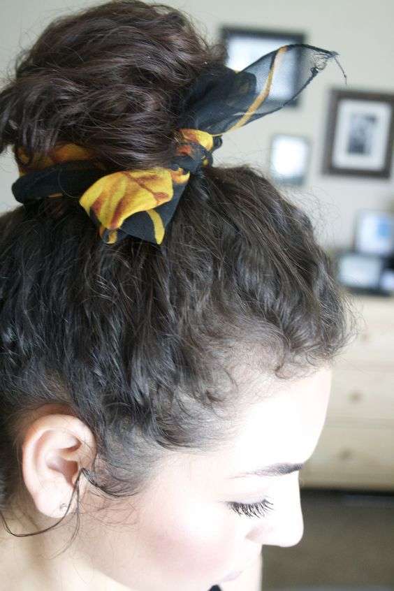 Capelli medi ricci con chignon e foulard