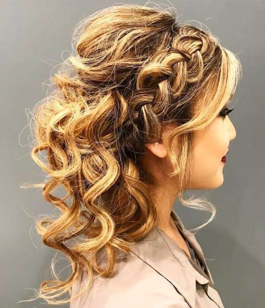 Capelli ricci e lunghi semiraccolti con treccia