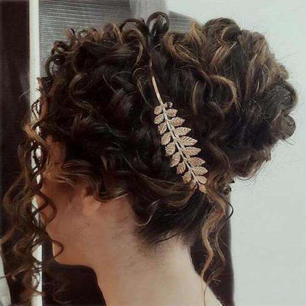 Capelli ricci lunghi raccolti con fermaglio