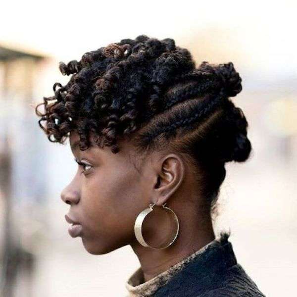 Capelli ricci lunghi raccolti in treccine