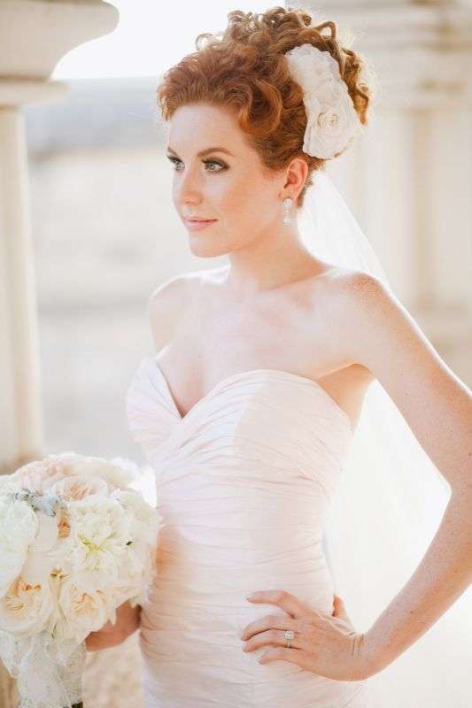 Capelli ricci raccolti per sposa con fermaglio
