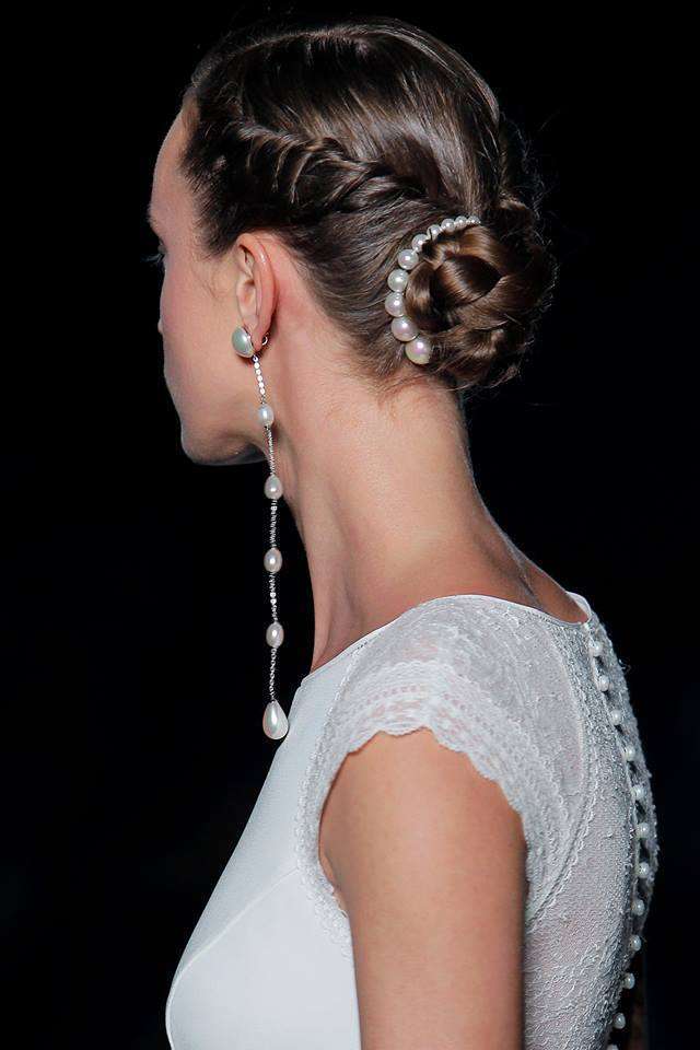 Chignon con perle e intrecci, sfilata Rosa Clarà 2019