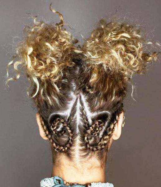 Doppio chignon per capelli ricci e lunghi