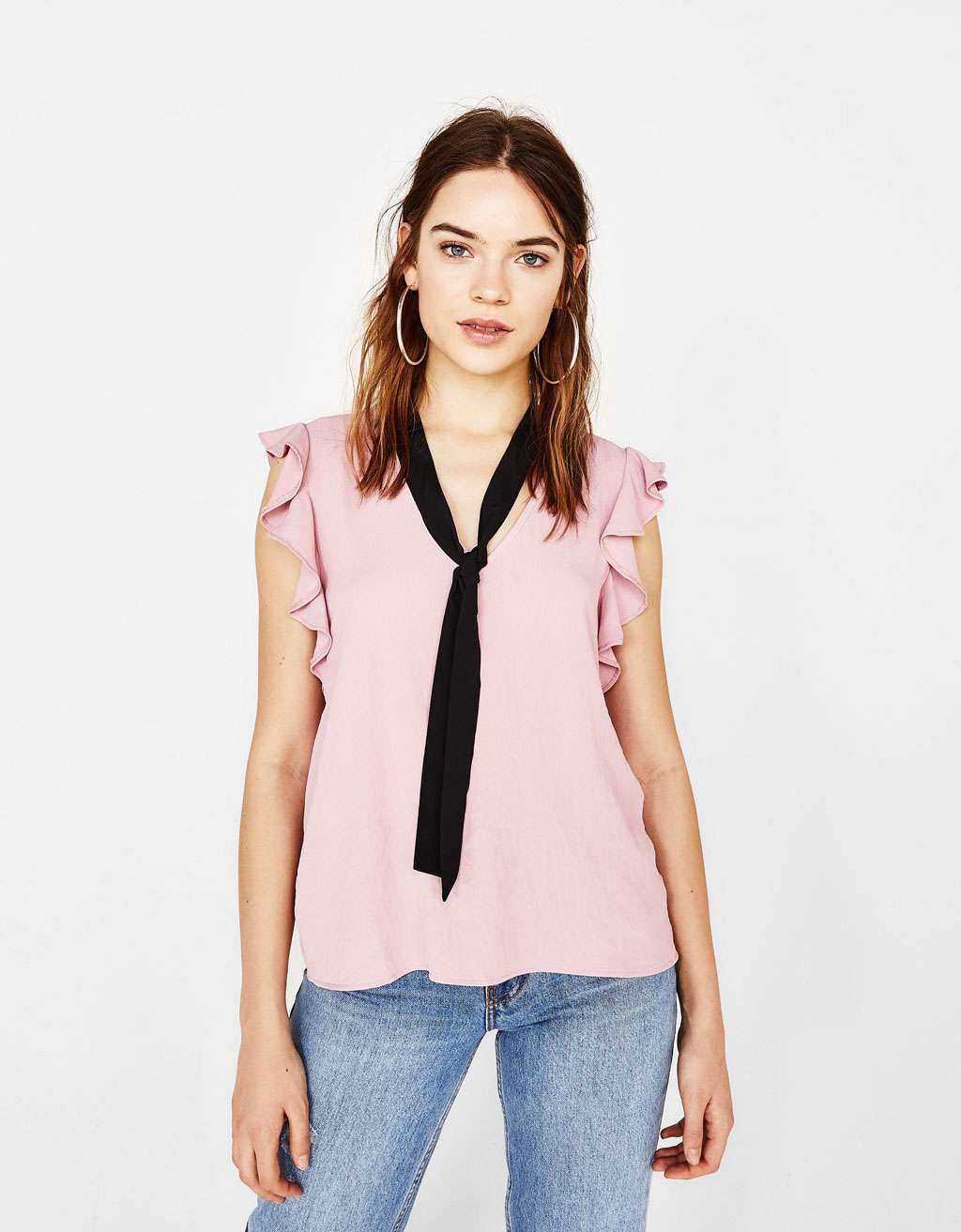 Jeans e blusa rosa Bershka