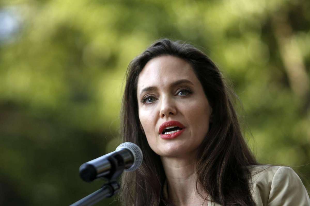 La Jolie parla ad una conferenza stampa