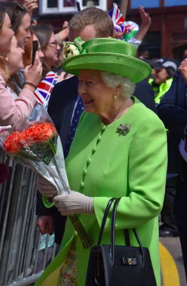 La regina Elisabetta II in verde lime