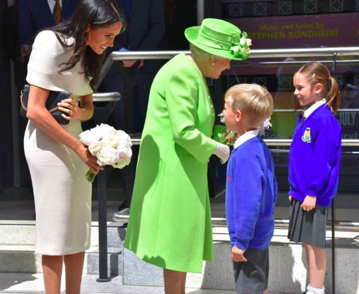 Meghan e la regina incontrano dei bambini