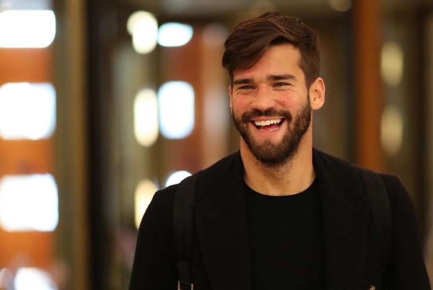 Sorriso da star per Alisson Becker