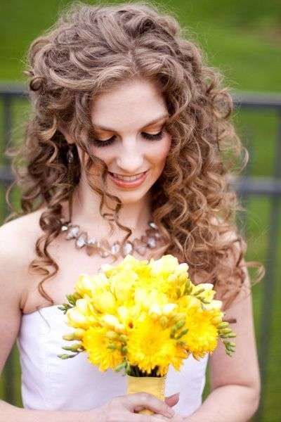 Sposa con capelli lunghi e ricci al naturale