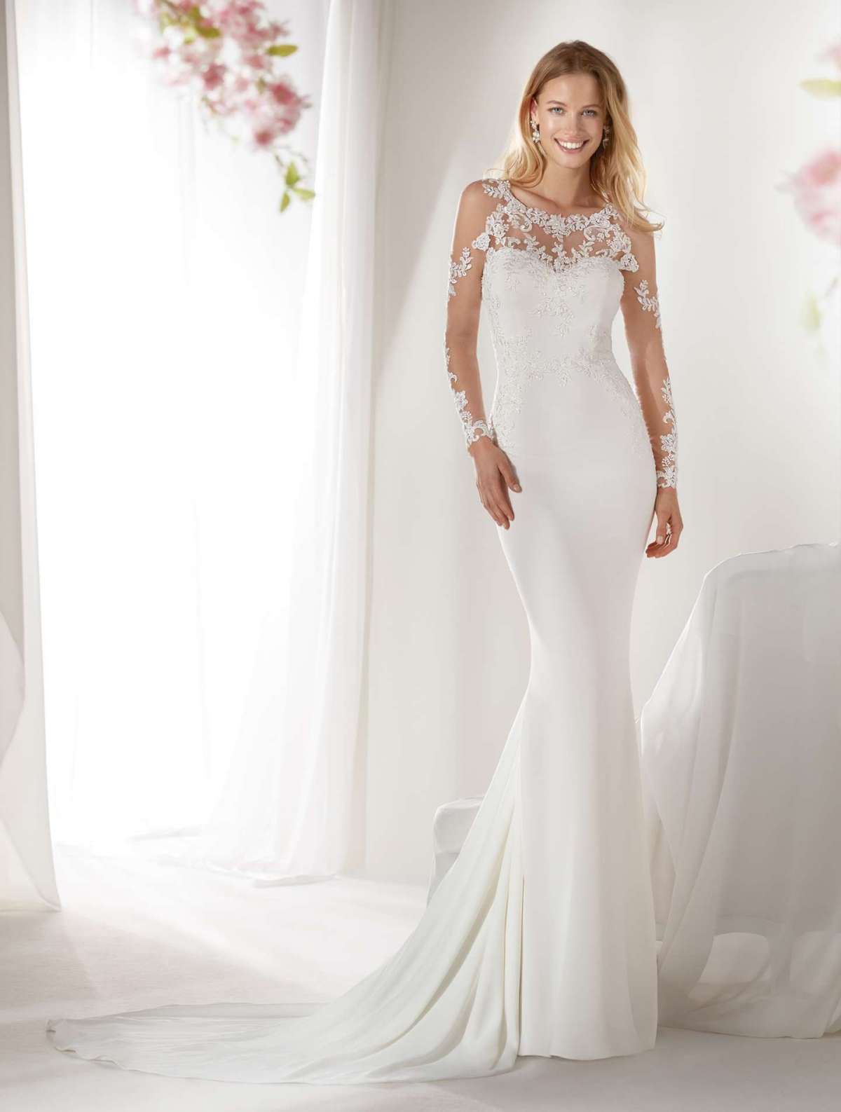 Vestito da sposa a sirena in pizzo e seta