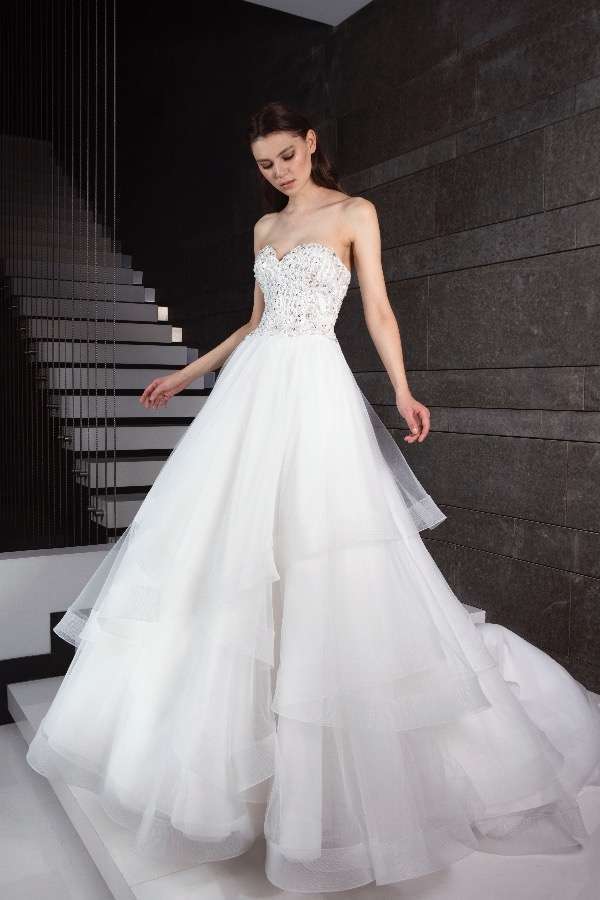 Vestito da sposa ampio in tulle e organza