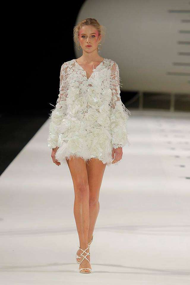 Abito da sposa corto in pizzo Yolan Cris