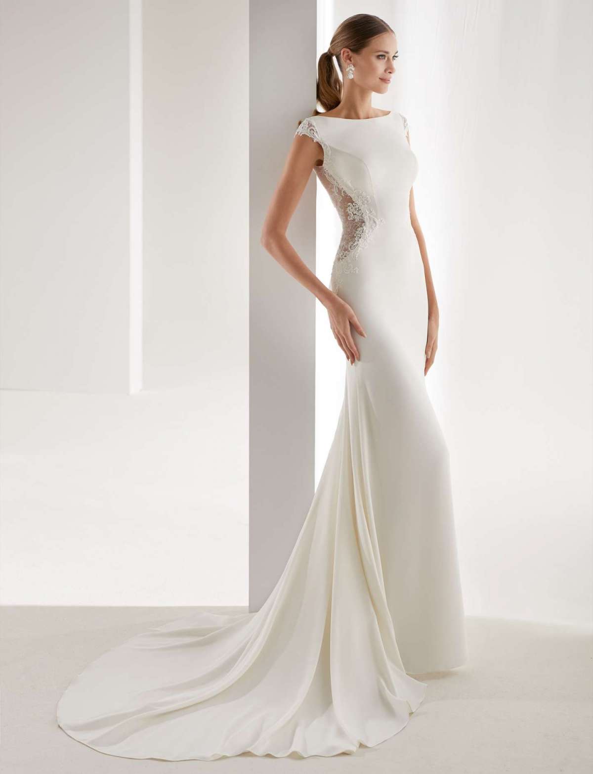 Abito da sposa in cady di seta e pizzo chantilly Aurora