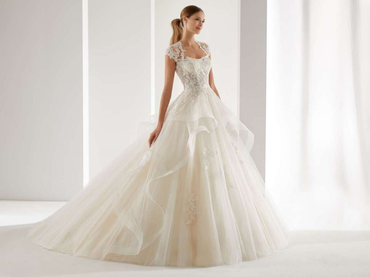 Abito da sposa in pizzo a balze Aurora