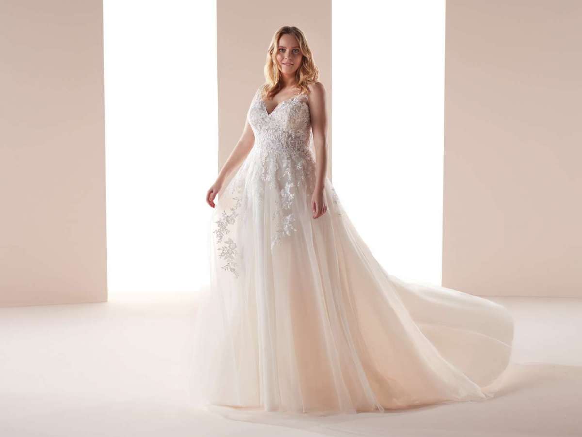 Abito da sposa in pizzo Nicole Lovely Wedding Curves