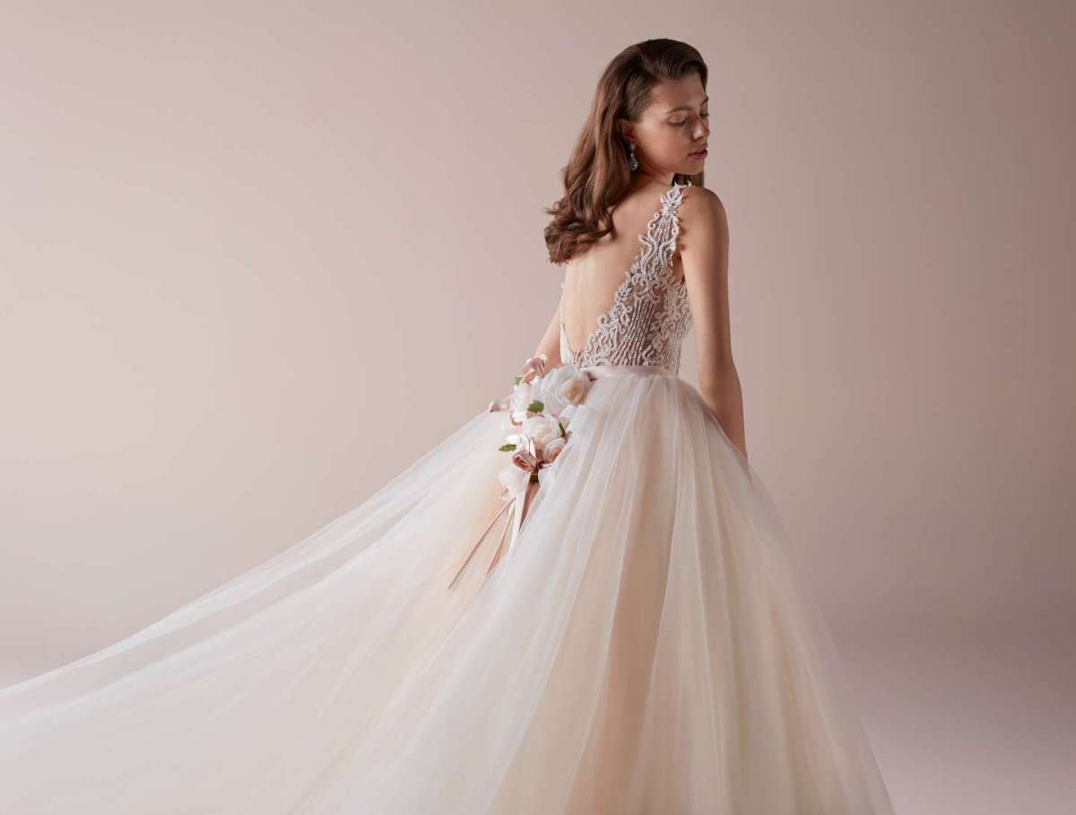 Abito da sposa rosa in pizzo