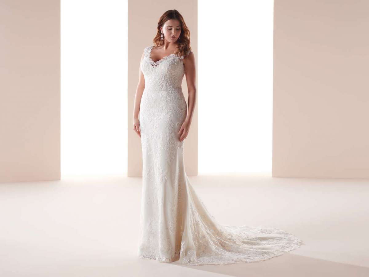 Abito da sposa scivolato in pizzo Nicole Lovely Wedding Curves