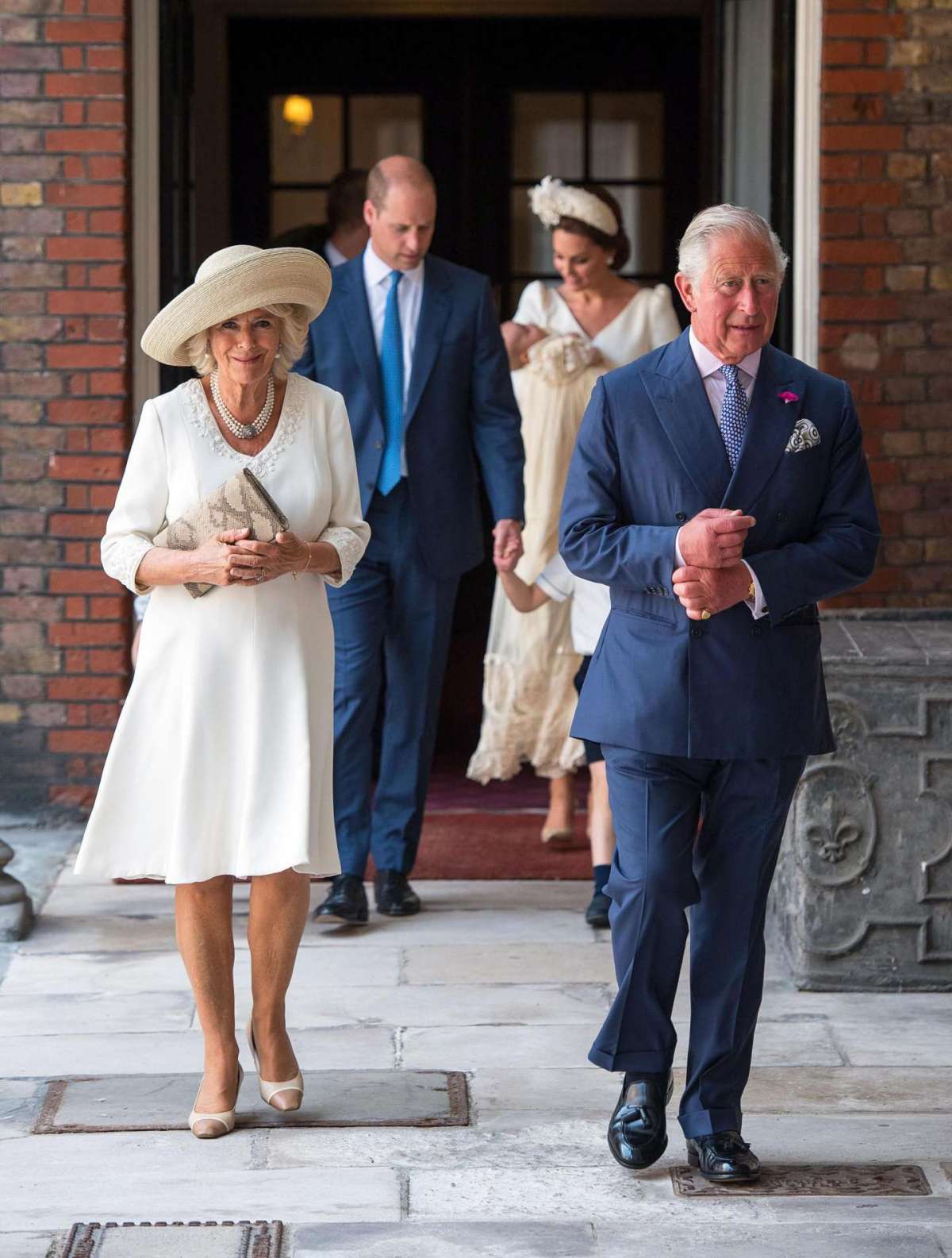 Il Principe Carlo e la moglie Camilla al battesimo di Louis