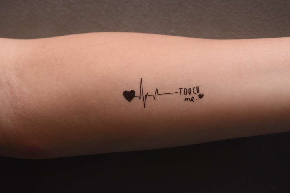 Piccolo tatuaggio femminile sul braccio