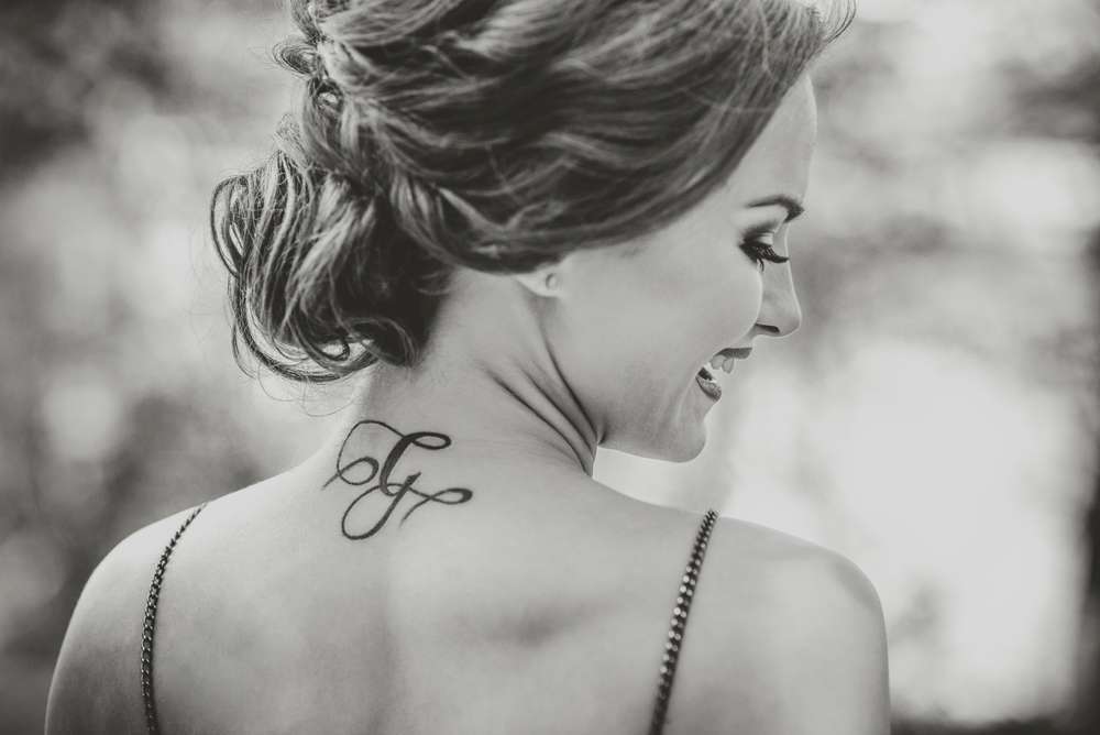 Tatuaggio femminile dietro il collo